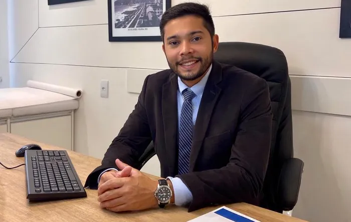 Dr. Marcos Lemos em seu consultório